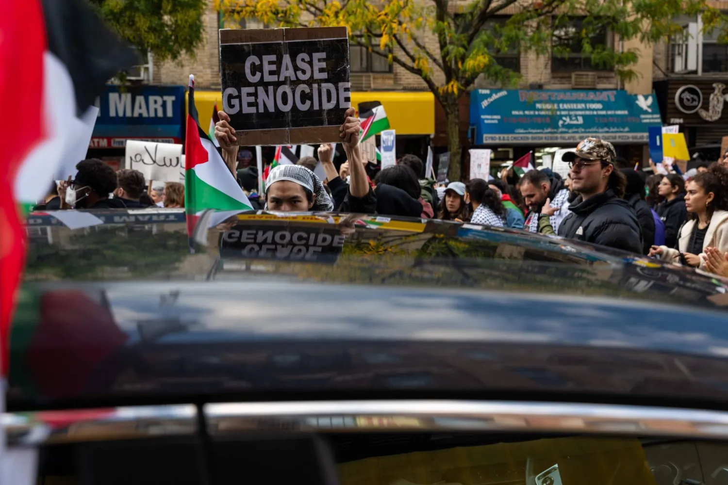 متظاهرون مؤيدون لفلسطين ينظمون مسيرة في بروكلين بمدينة نيويورك (أ.ف.ب)