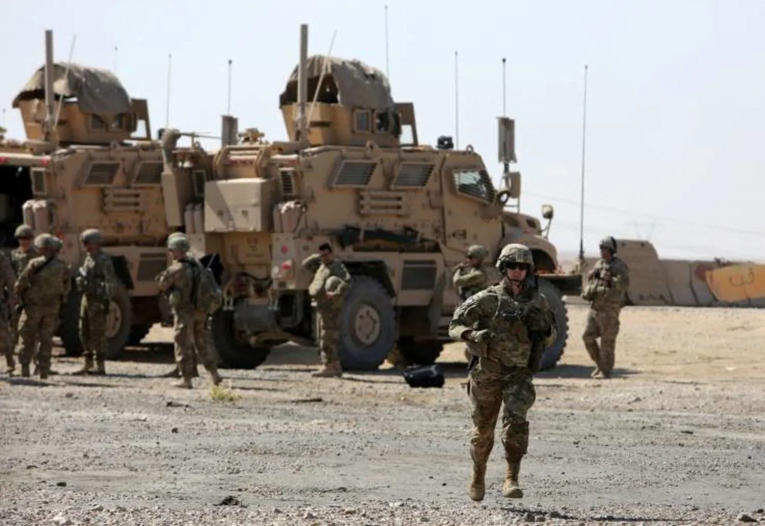 Bir ABD askeri, Irak’ın Musul kenti yakınlarındaki askeri üste koşuyor (Reuters-Arşiv)