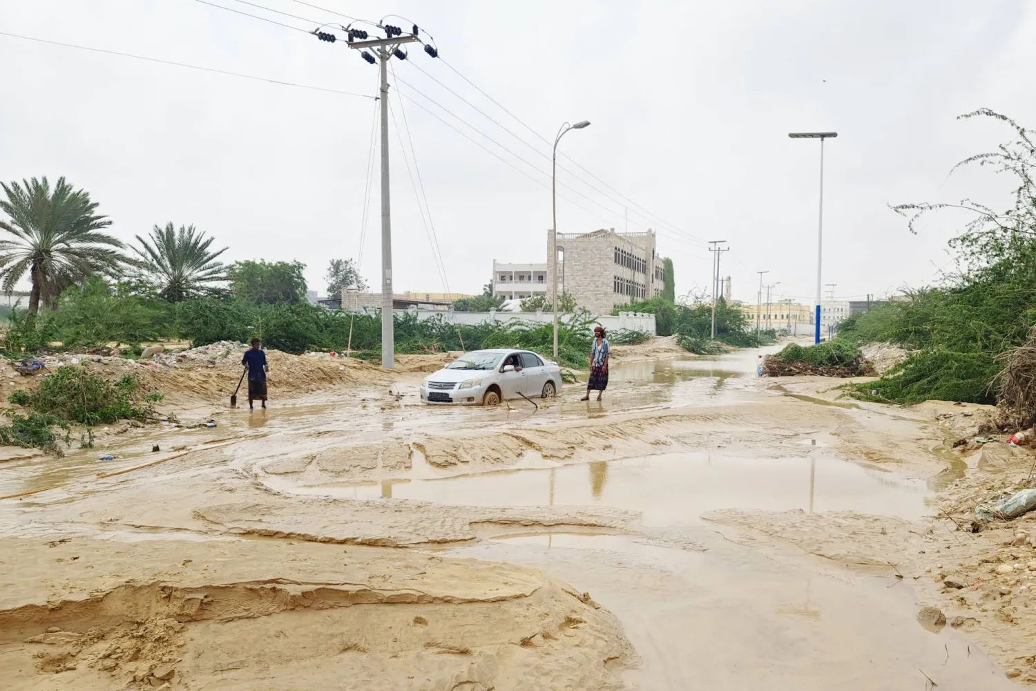 تسبب الإعصار «تيج» في أضرار كبيرة لحقت بالبنية التحتية في شرق اليمن (أ.ف.ب)