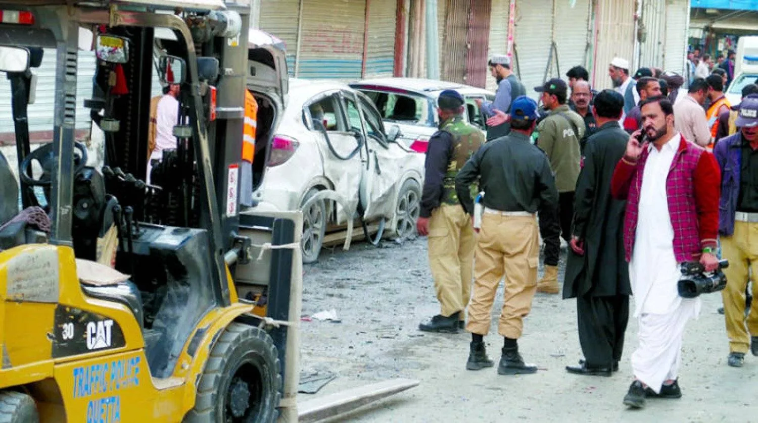 مسؤولو الأمن الباكستانيون يتفقدون موقع انفجار في كويتا عاصمة مقاطعة بلوشستان (إ.ب.أ)