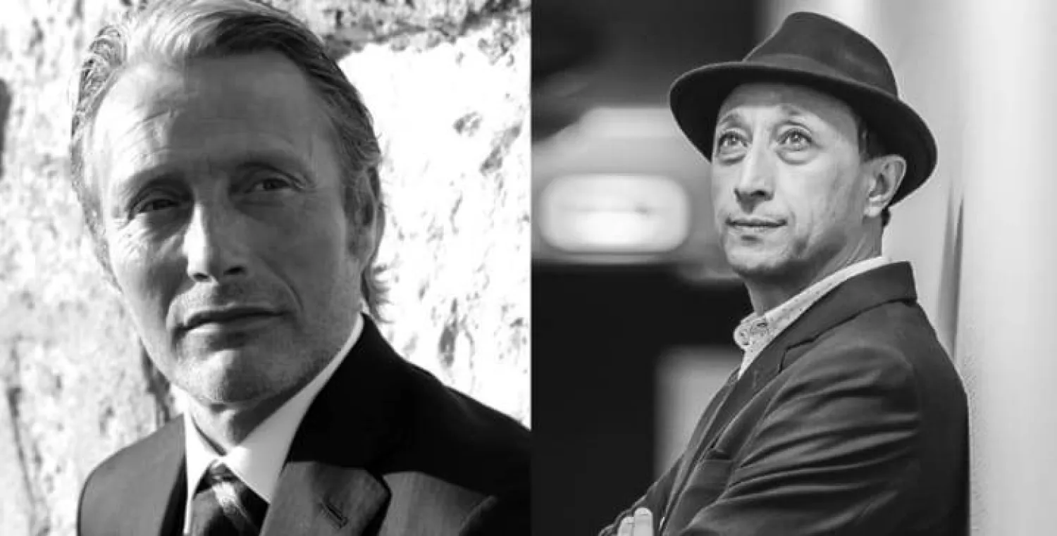 من اليمين المخرج المغربي فوزي بنسعيدي والممثل الدنماركي مادس ميكلسن (الجهة المنظّمة)