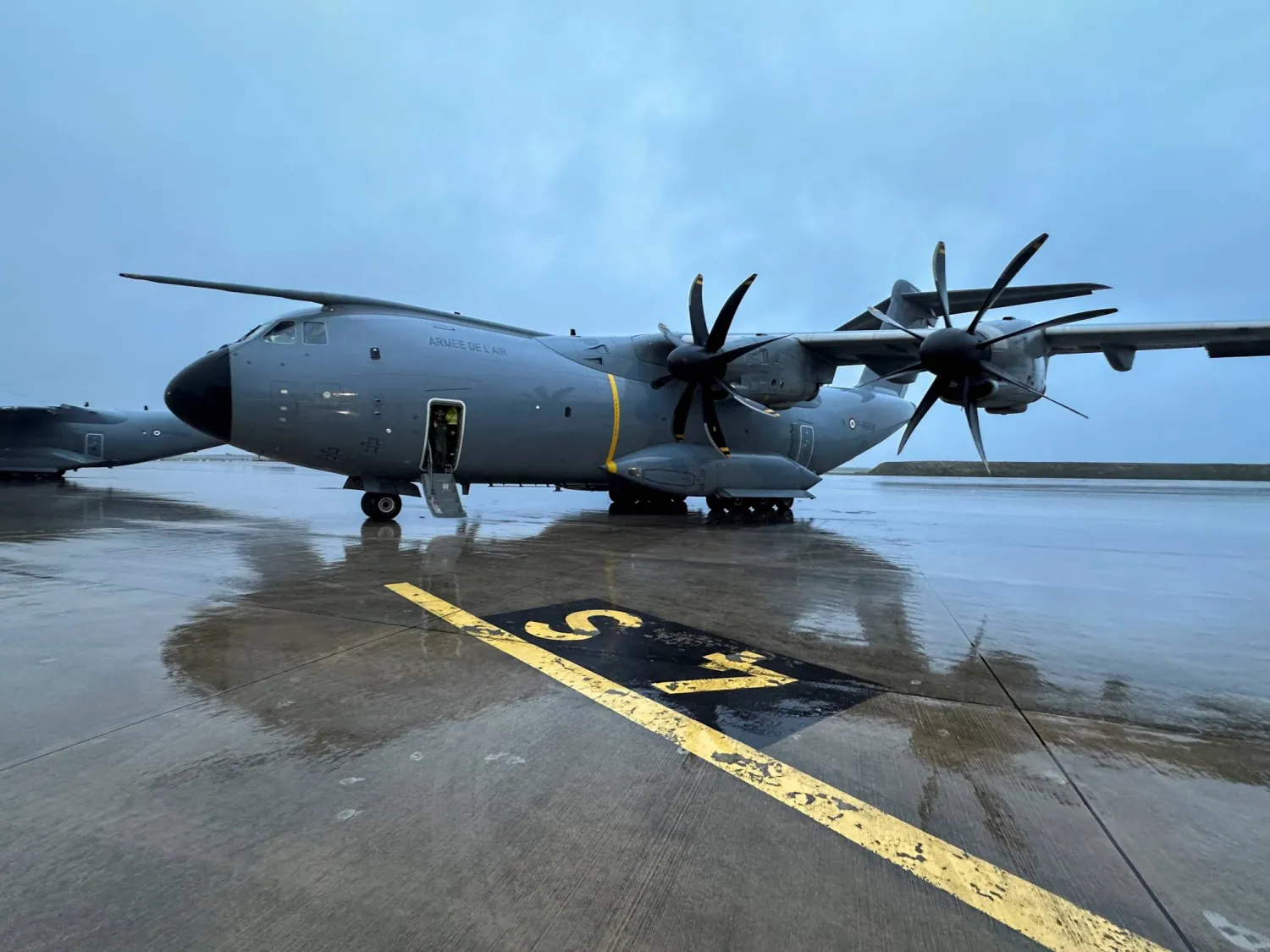 شوهدت طائرة عسكرية تابعة للقوات الجوية الفرنسية من طراز إيرباص A400M قبل إقلاعها لتقديم المساعدات الإنسانية لغزة، في قاعدة أورليانز الجوية، فرنسا، 4 نوفمبر 2023 (رويترز)