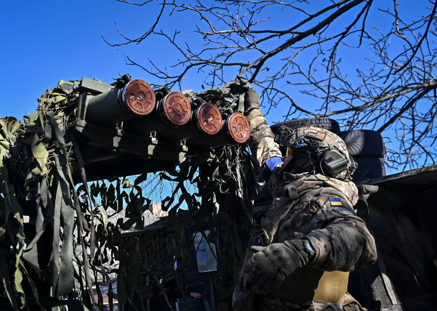 جندي أوكراني يقوم بتحميل قذيفة في نظام إطلاق صواريخ صغير متعدد الأطراف قبل إطلاق النار على القوات الروسية في موقع بالقرب من خط المواجهة (رويترز)