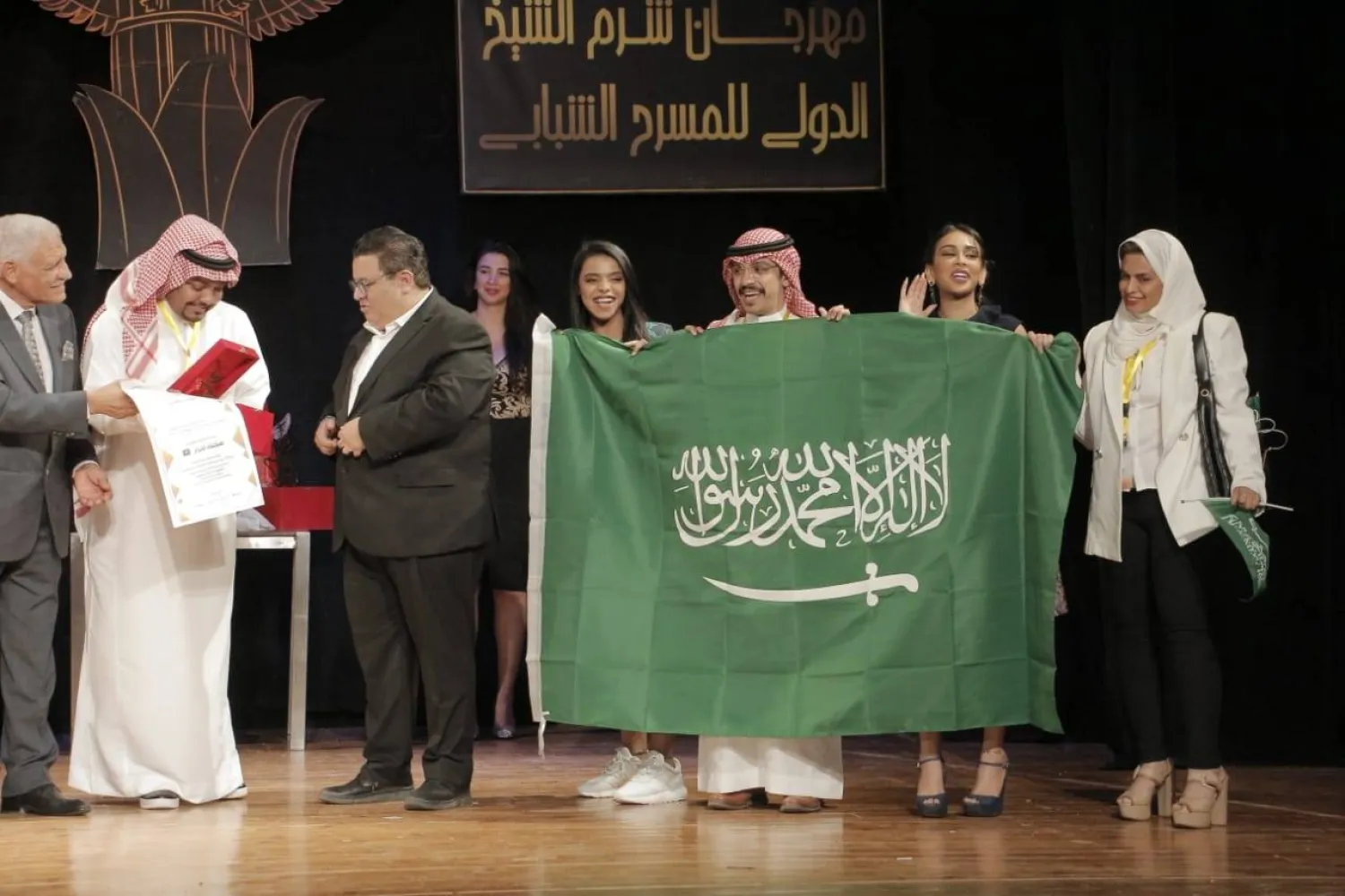 صناع العرض السعودي «سجناء أحرار» يحتفلون بفوزهم بجائزة في المهرجان (الجهة المنظّمة)