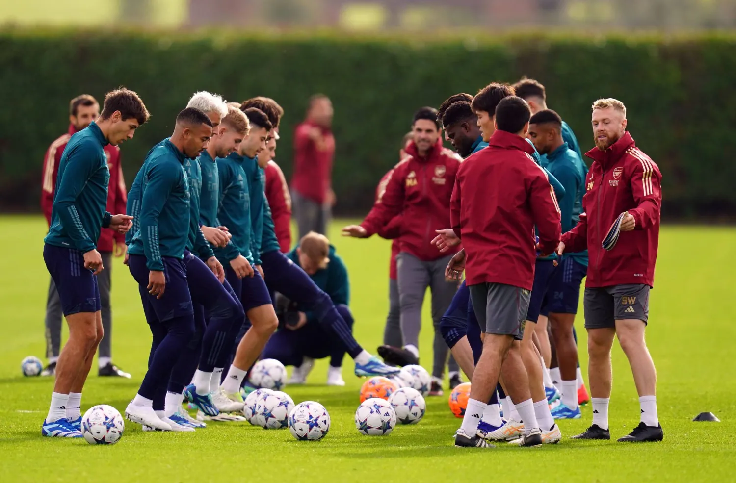 أرتيتا مدرب آرسنال الغاضب من التحكيم بين لاعبيه خلال التدريب قبل لقاء صعب ضد إشبيلية (د.ب.أ)