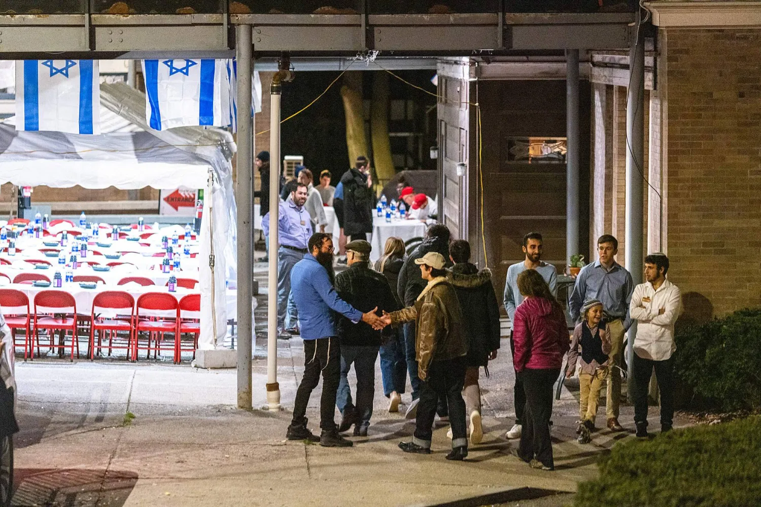 طلاب أمام المركز اليهودي في جامعة كورنيل بنيويورك (أ.ف.ب)