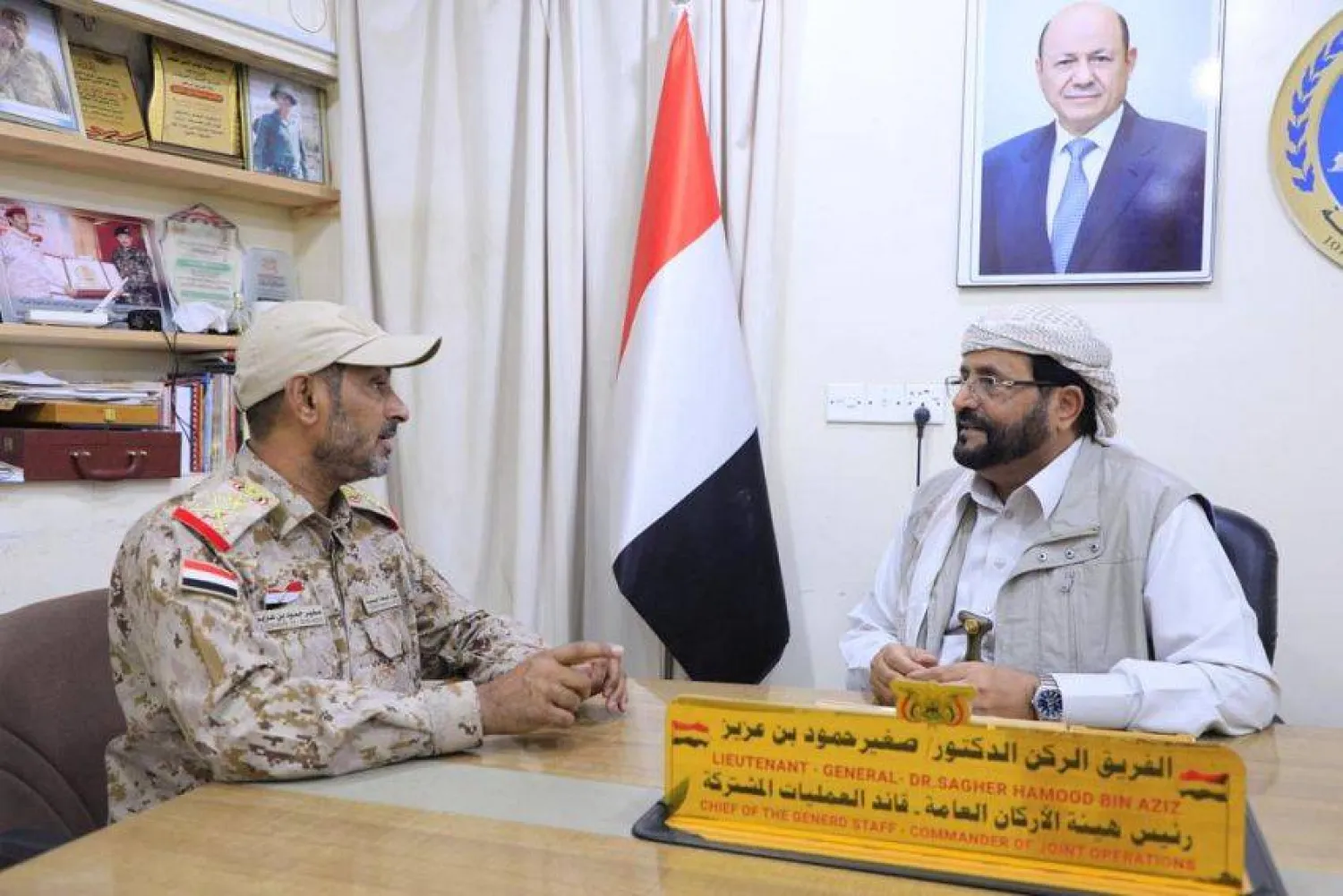 بن عزيز خلال لقائه مع عضو مجلس القيادة الرئاسي سلطان العرادة (سبتمبر نت)