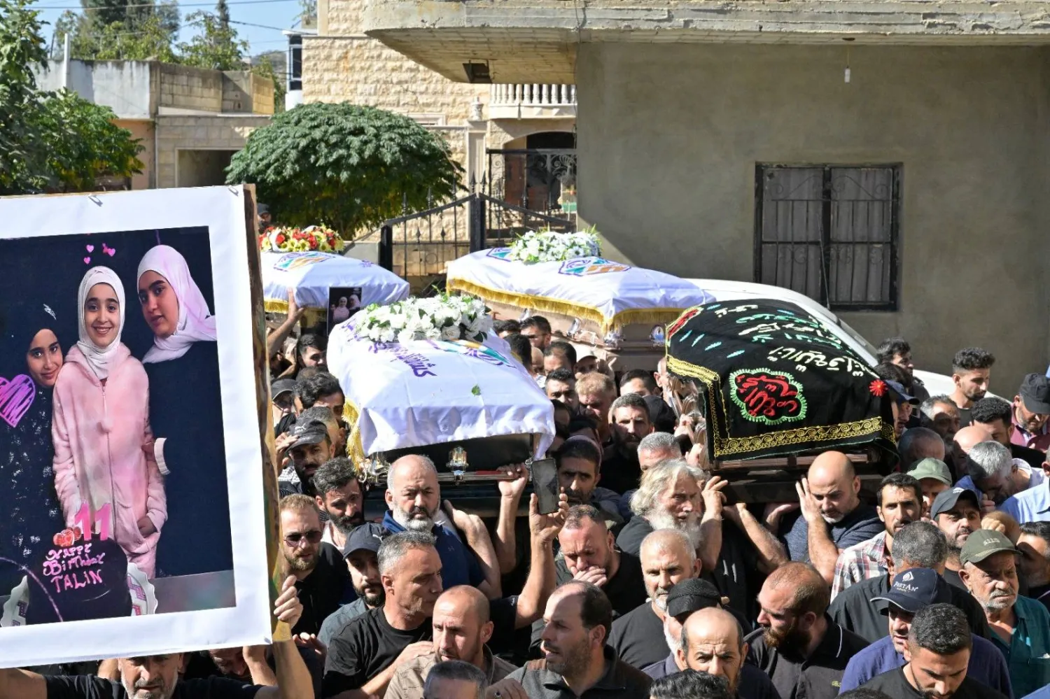 من تشييع الفتيات الثلاث وجدّتهن (الشرق الأوسط)