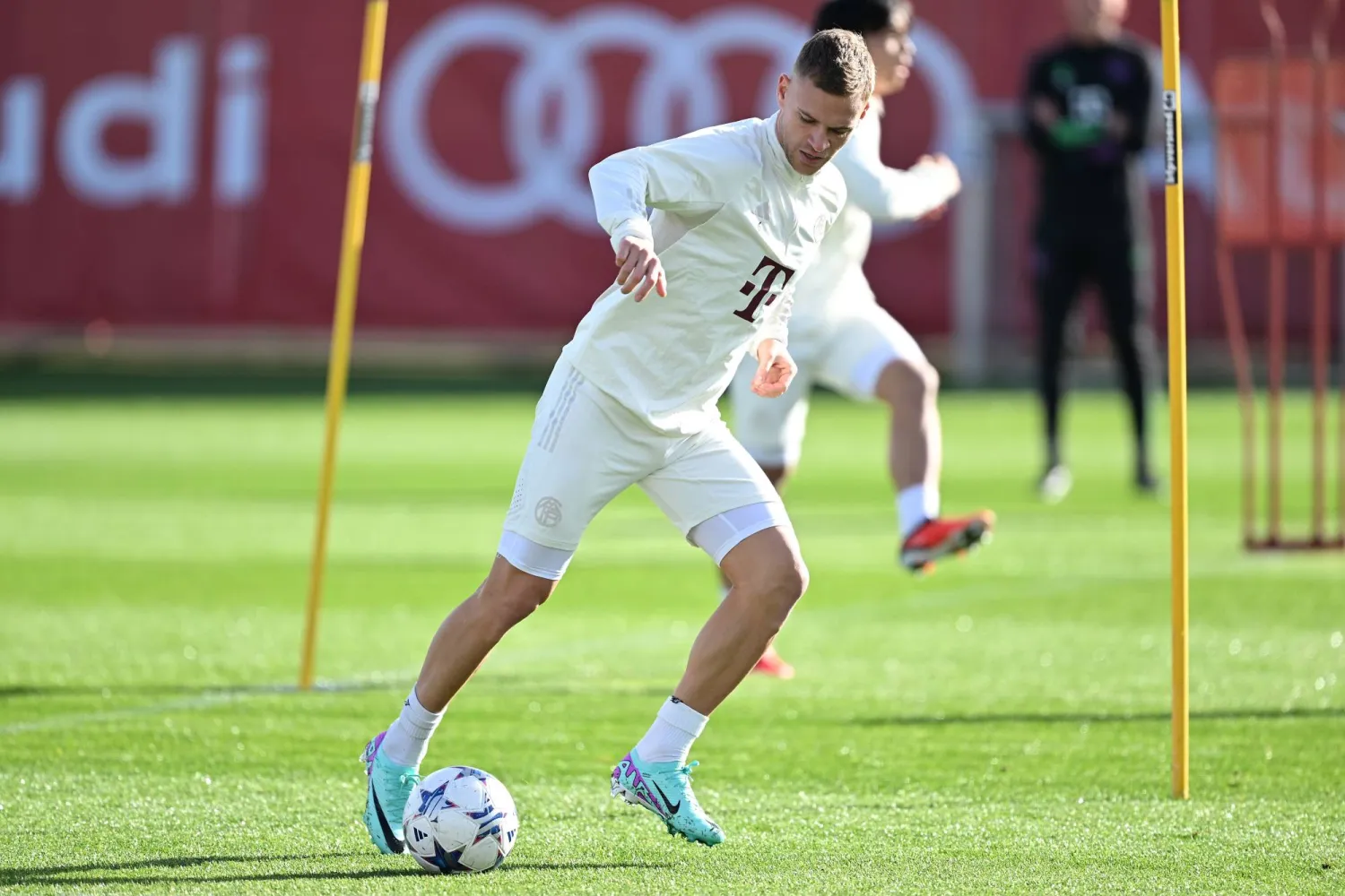 جوشوا كيميتش خلال مشاركته في تدريبات بايرن ميونيخ الأخيرة (د.ب.أ)
