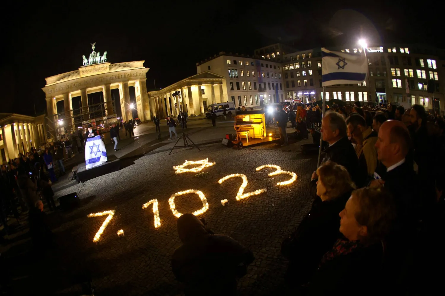 متضامنون يحيون ذكرى ضحايا هجوم «حماس» في 7 أكتوبر أمام بوابة براندنبورغ في العاصمة الألمانية برلين، وسط الصراع المستمر بين إسرائيل وحركة «حماس»، 7 نوفمبر 2023 (رويترز)
