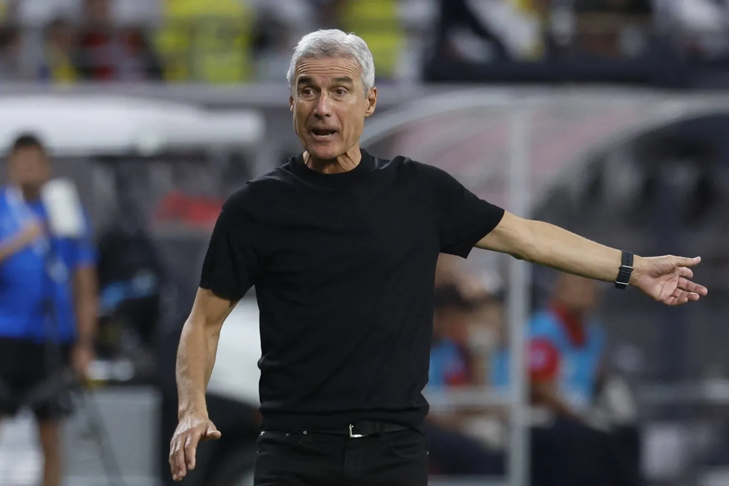 كاسترو مدرب النصر خلال مباراة الدحيل (أ.ف.ب)