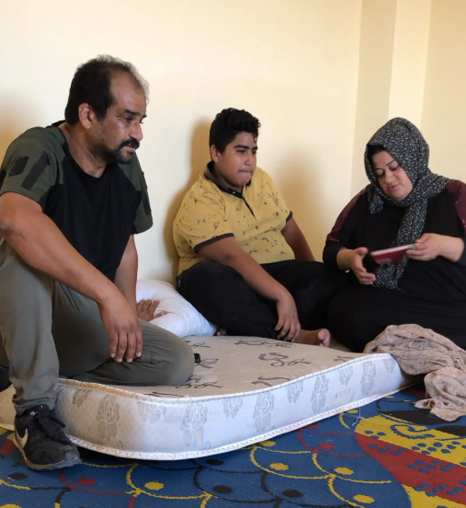 ناجي عمران قلق بشأن بناته اللاتي يعشن بغزة (الشرق الأوسط)