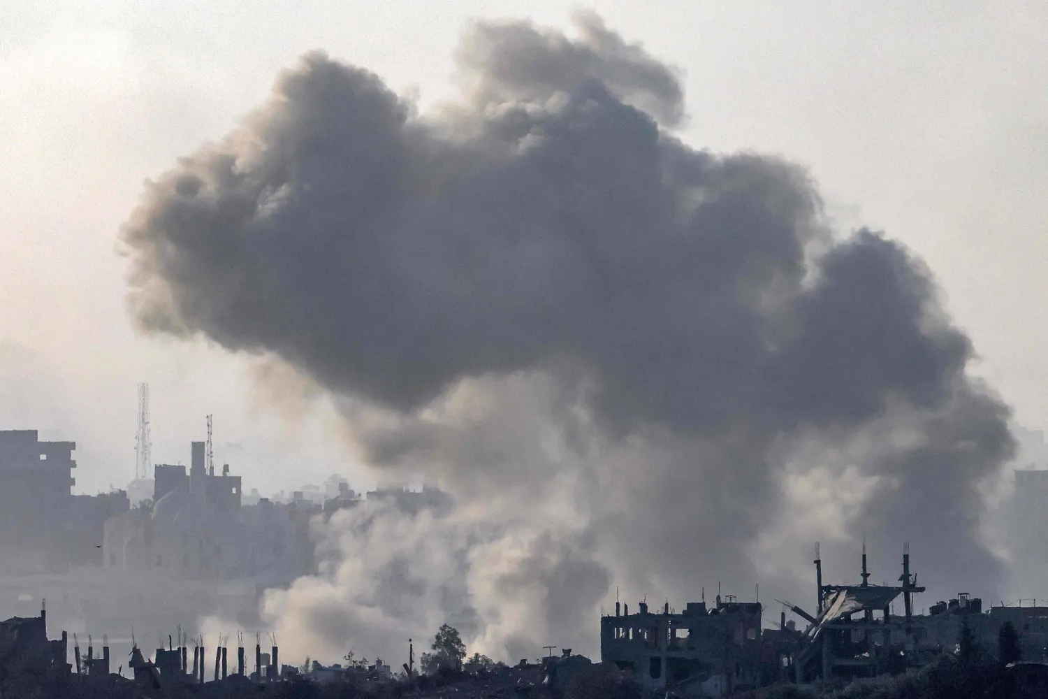 أعمدة الدخان تتصاعد خلال القصف الإسرائيلي على قطاع غزة بالقرب من موقع عبر الحدود في جنوب إسرائيل في 8 نوفمبر 2023 وسط معارك مستمرة بين إسرائيل وحركة حماس الفلسطينية (أ.ف.ب)