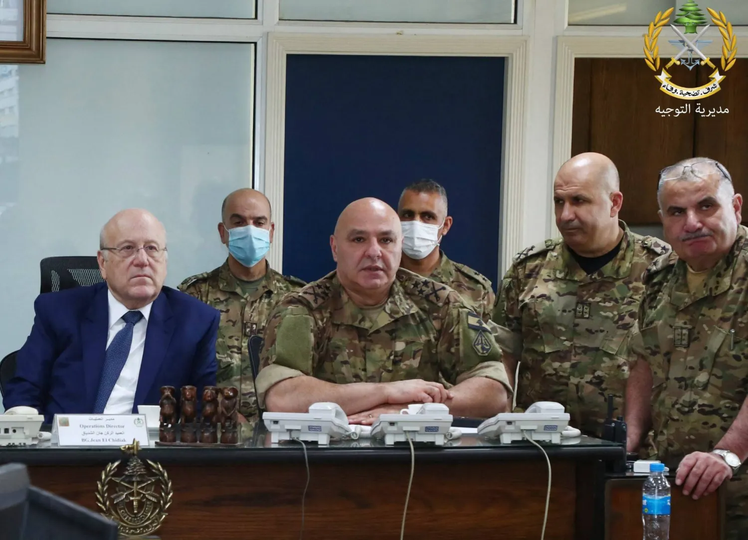 من اجتماع بين قائد الجيش العماد جوزيف عون ورئيس الحكومة نجيب ميقاتي خلال زيارته لوزارة الدفاع في أكتوبر 2021 (أ.ف.ب)