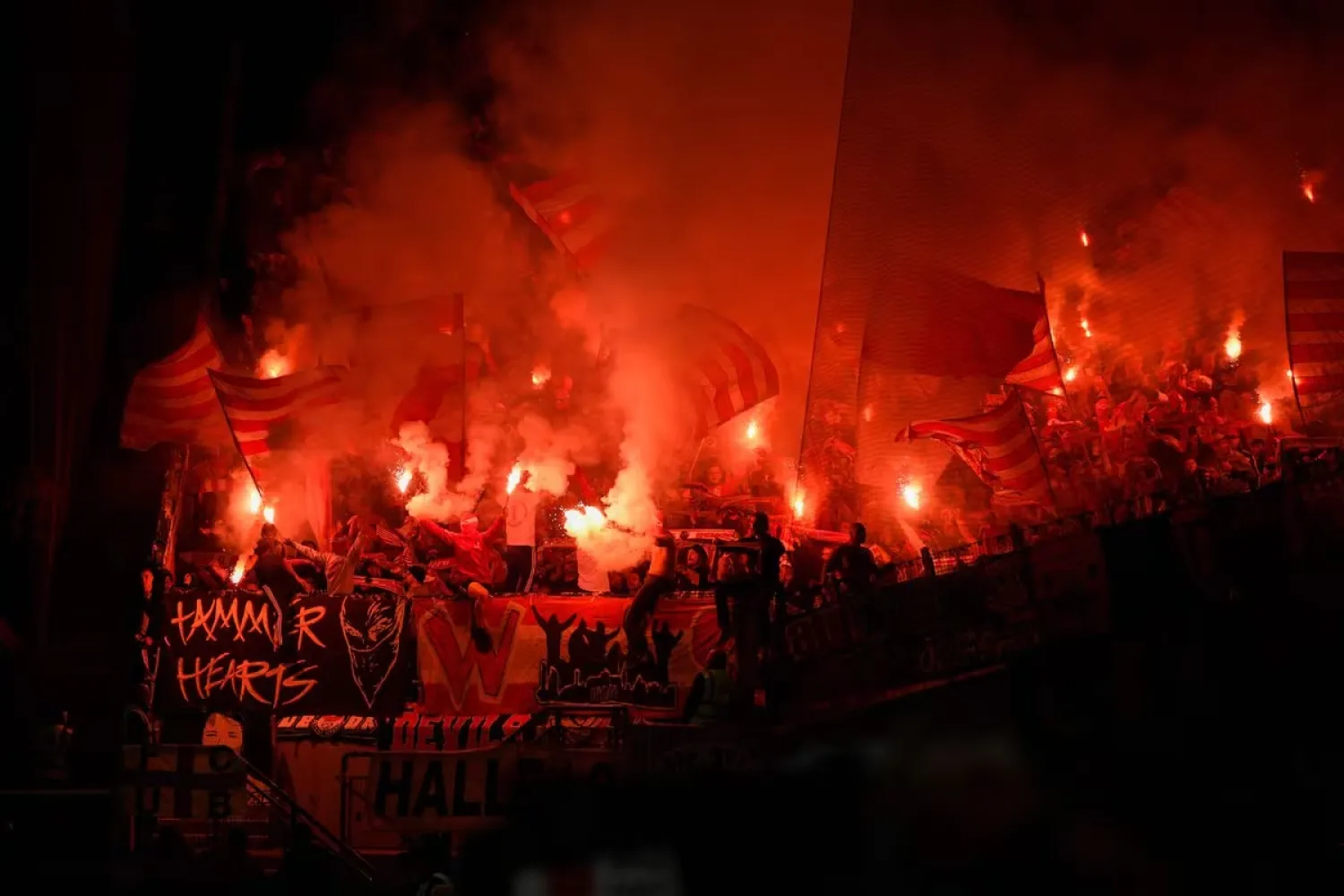 مواجهات عنيفة اندلعت بين مشجعي يونيون برلين والشرطة الإيطالية (أ.ف.ب)