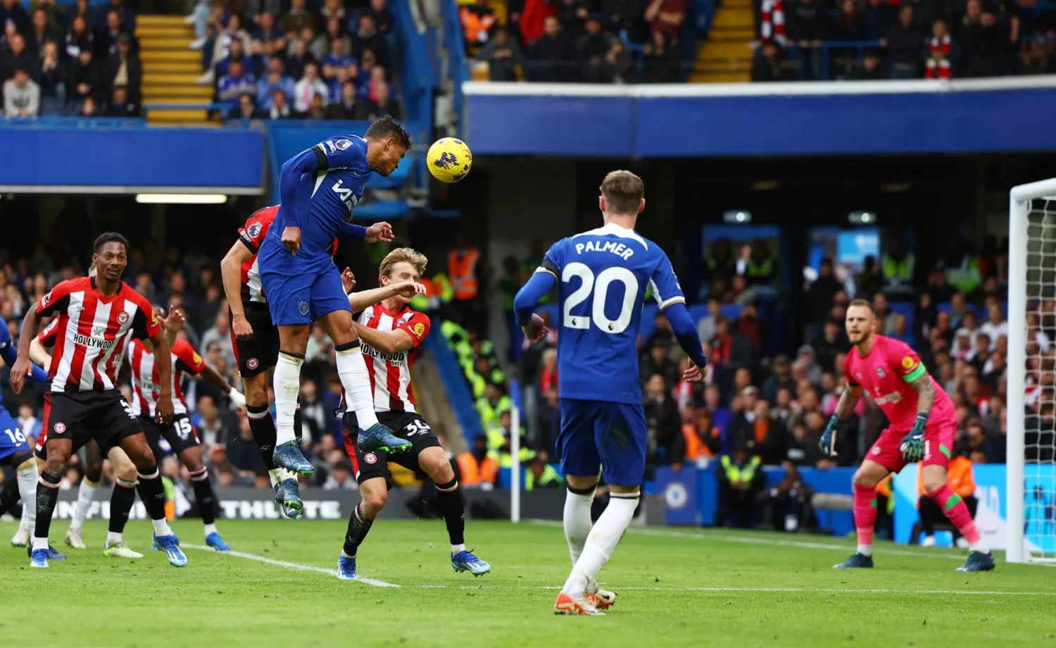 بجانب قوته الدفاعية يمتلك تياغو سيلفا قدرات هجومية (رويترز)