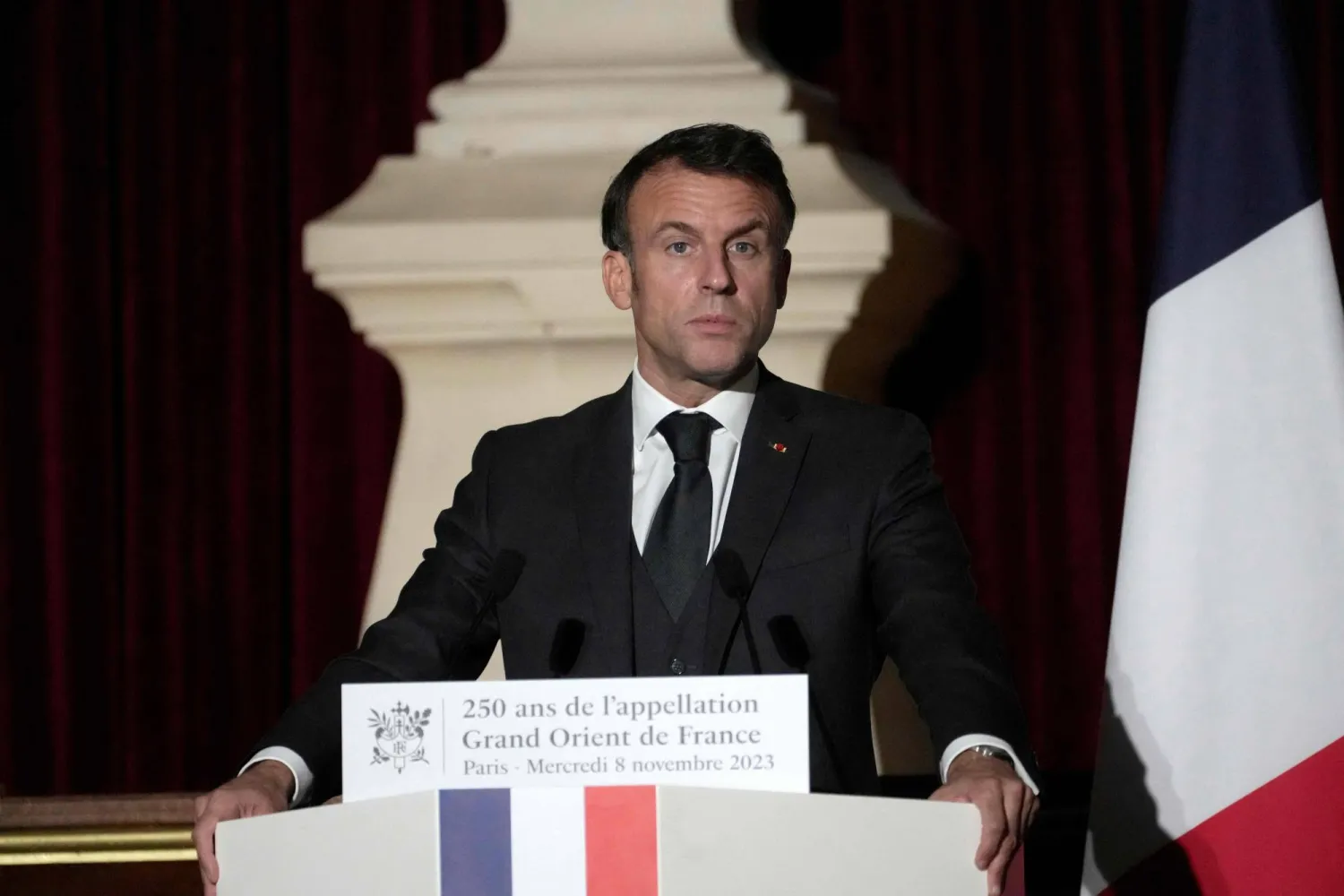 الرئيس إيمانويل ماكرون يلقي خطاباً بمناسبة الاحتفال بتأسيس أقدم محفل ماسوني في فرنسا يوم الأربعاء (أ.ف.ب)