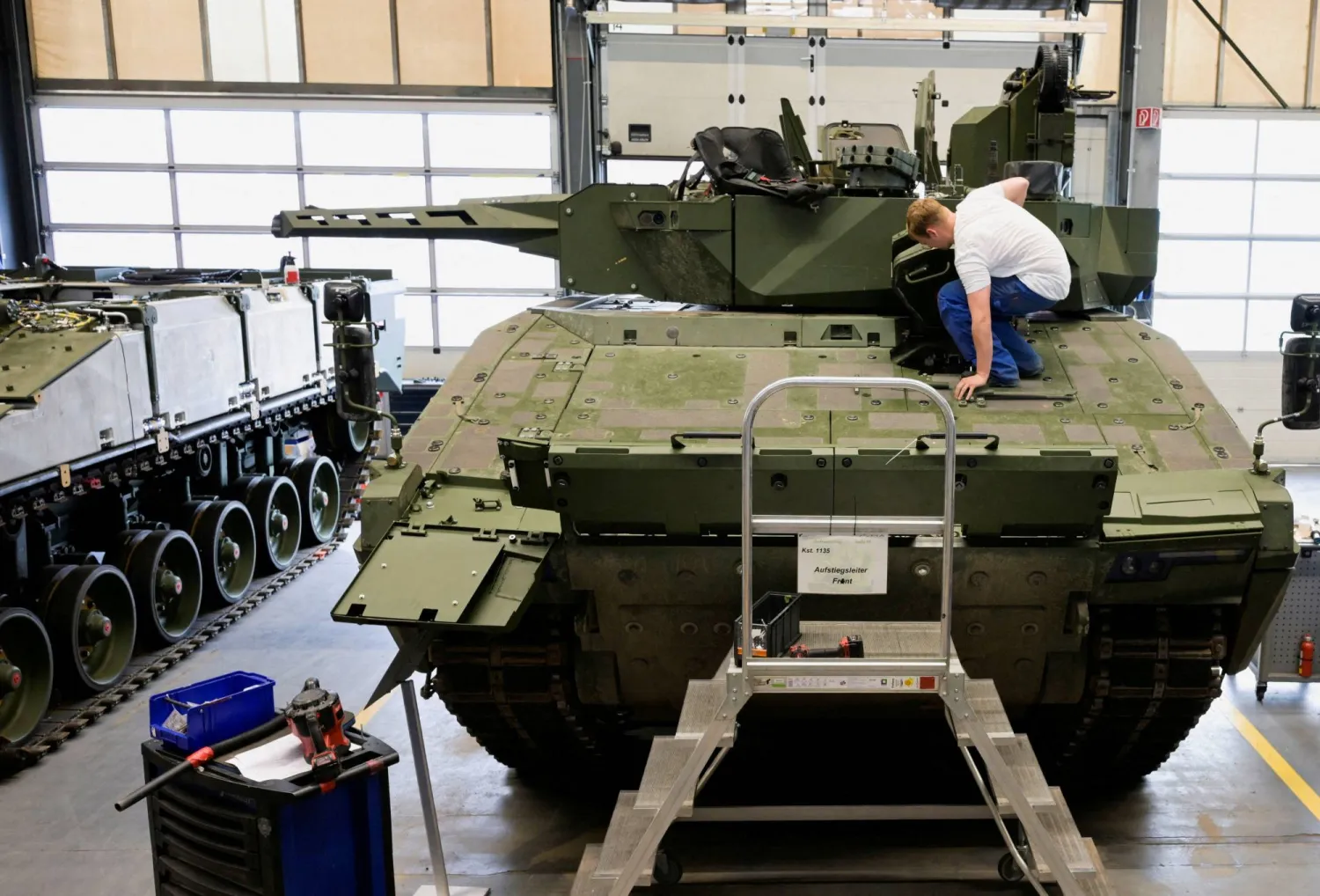 عربة مدرعة ألمانية من طراز «لينكس» في مصنع للشركة الألمانية «راينميتال» ببلدة أونترلوس (رويترز)