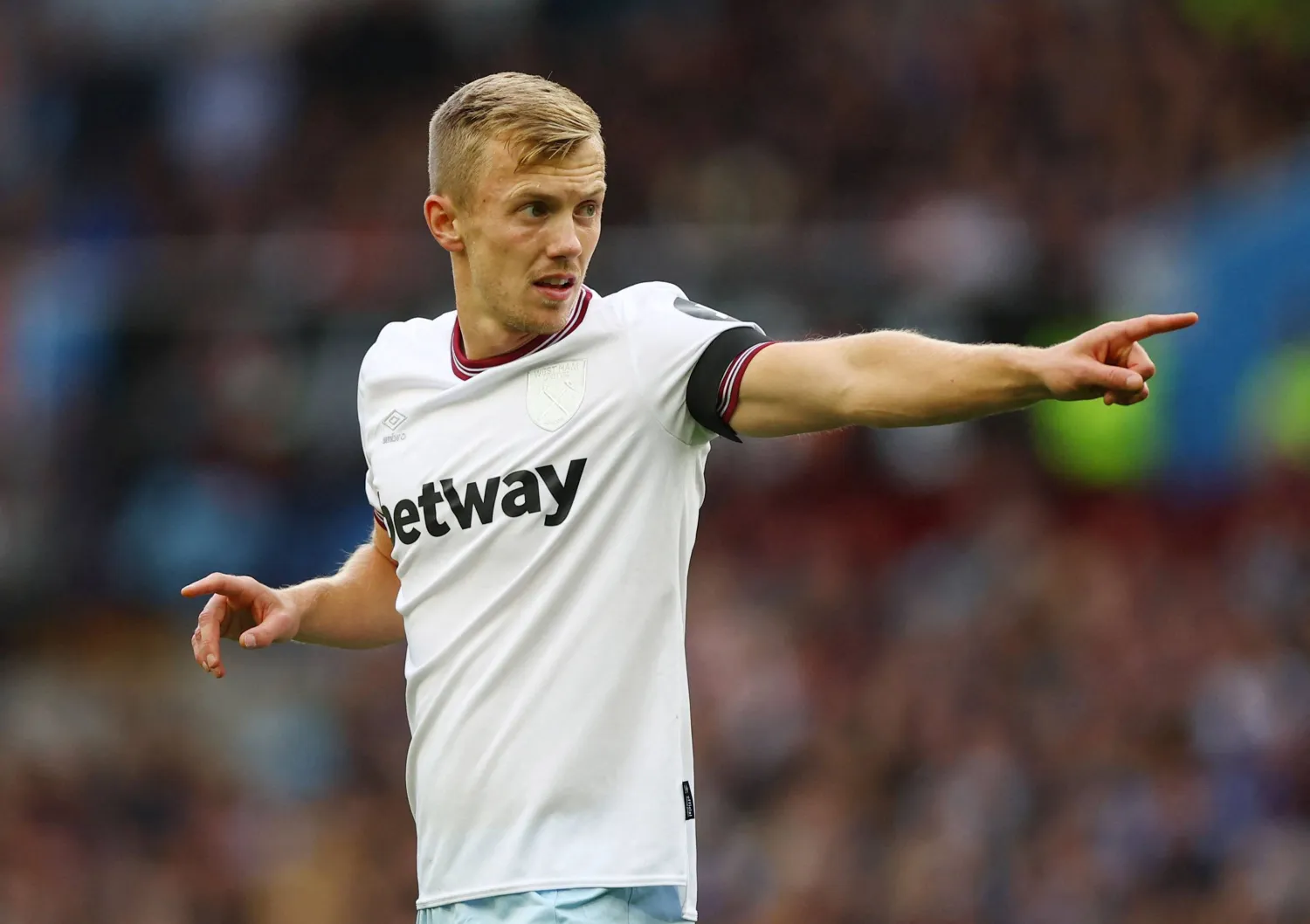 لاعب ويستهام جيمس بروز أكد أنه ورفقاءه سيظهرون بشكل مغاير أمام أولمبياكوس اليوناني في إياب «الدوري الأوروبي» (رويترز)