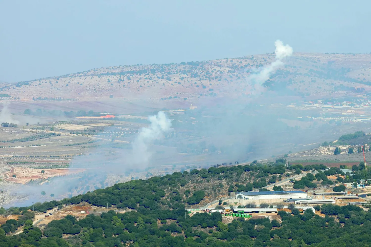 
قصف إسرائيلي على قرى في جنوب لبنان كما يبدو من شمال إسرائيل (رويترز)