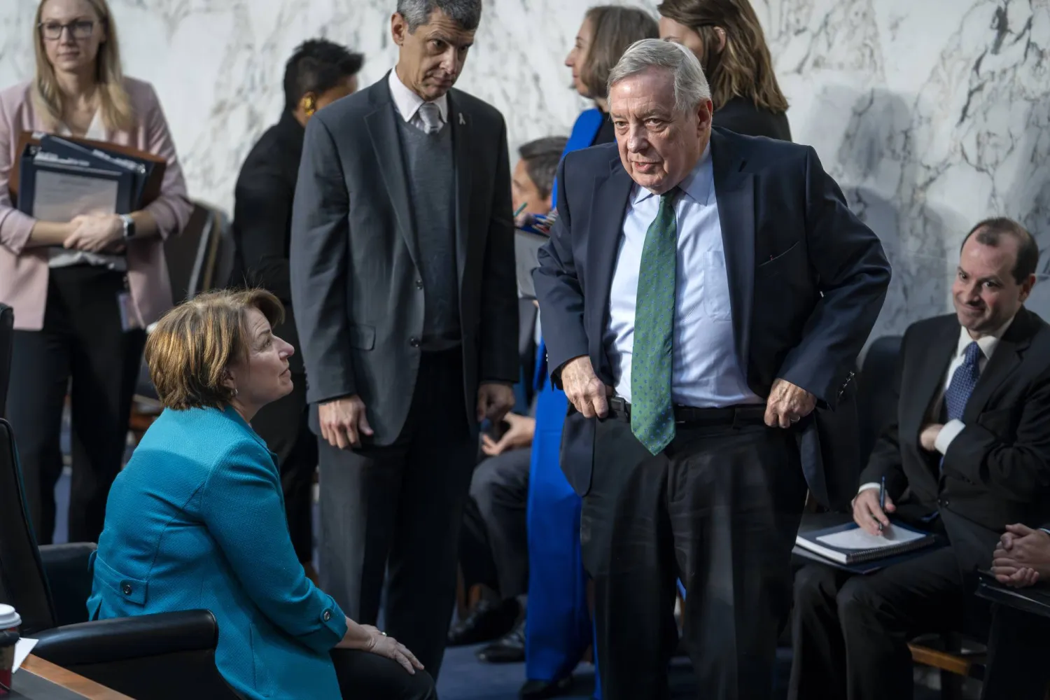 السيناتور ديك دوربين يتحدث مع زملائه بعد اجتماع في الكابيتول (أ.ب)