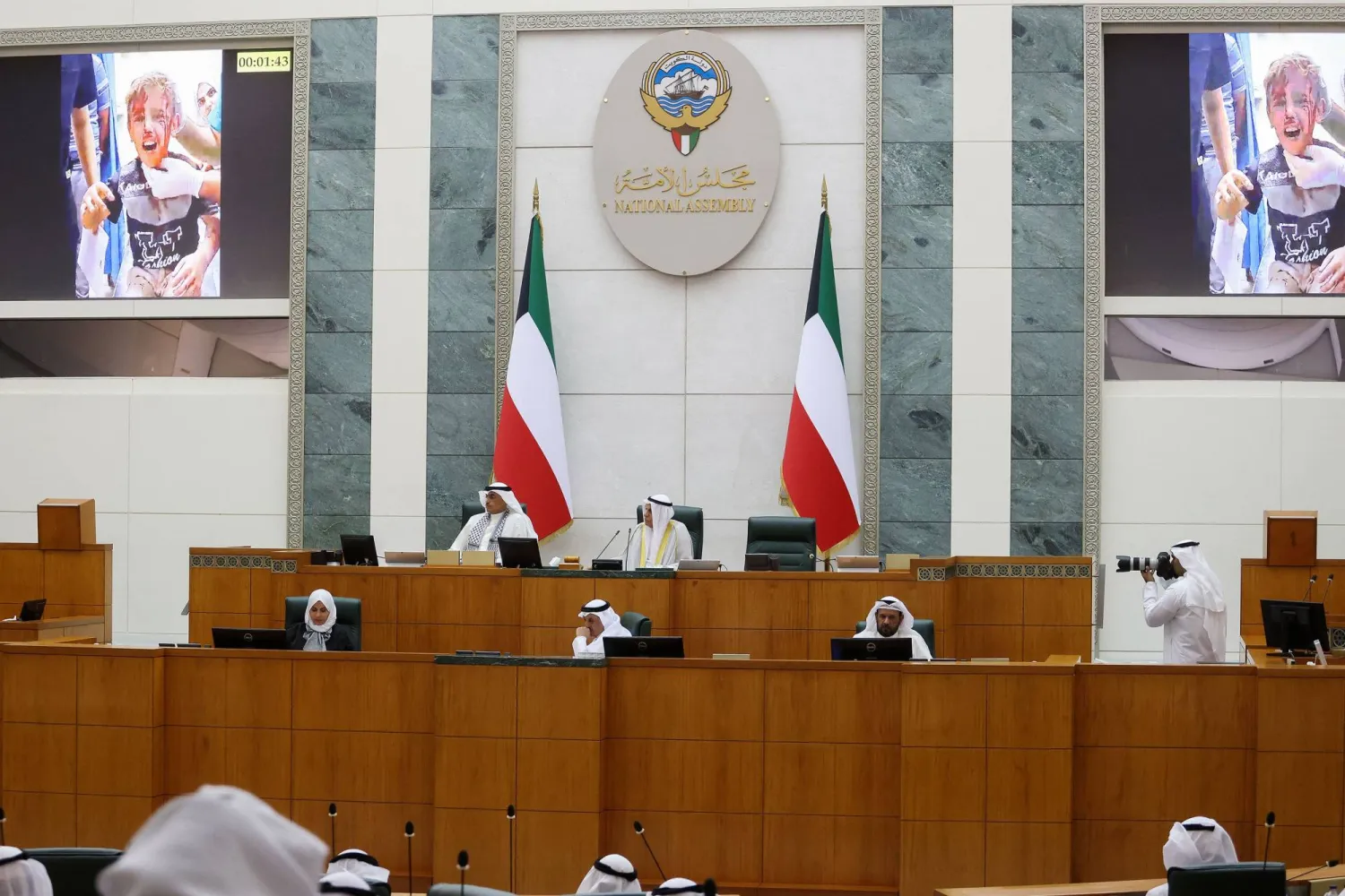 نواب كويتيون يحضرون جلسة خاصة للبرلمان حول غزة في مدينة الكويت (أ.ف.ب)
