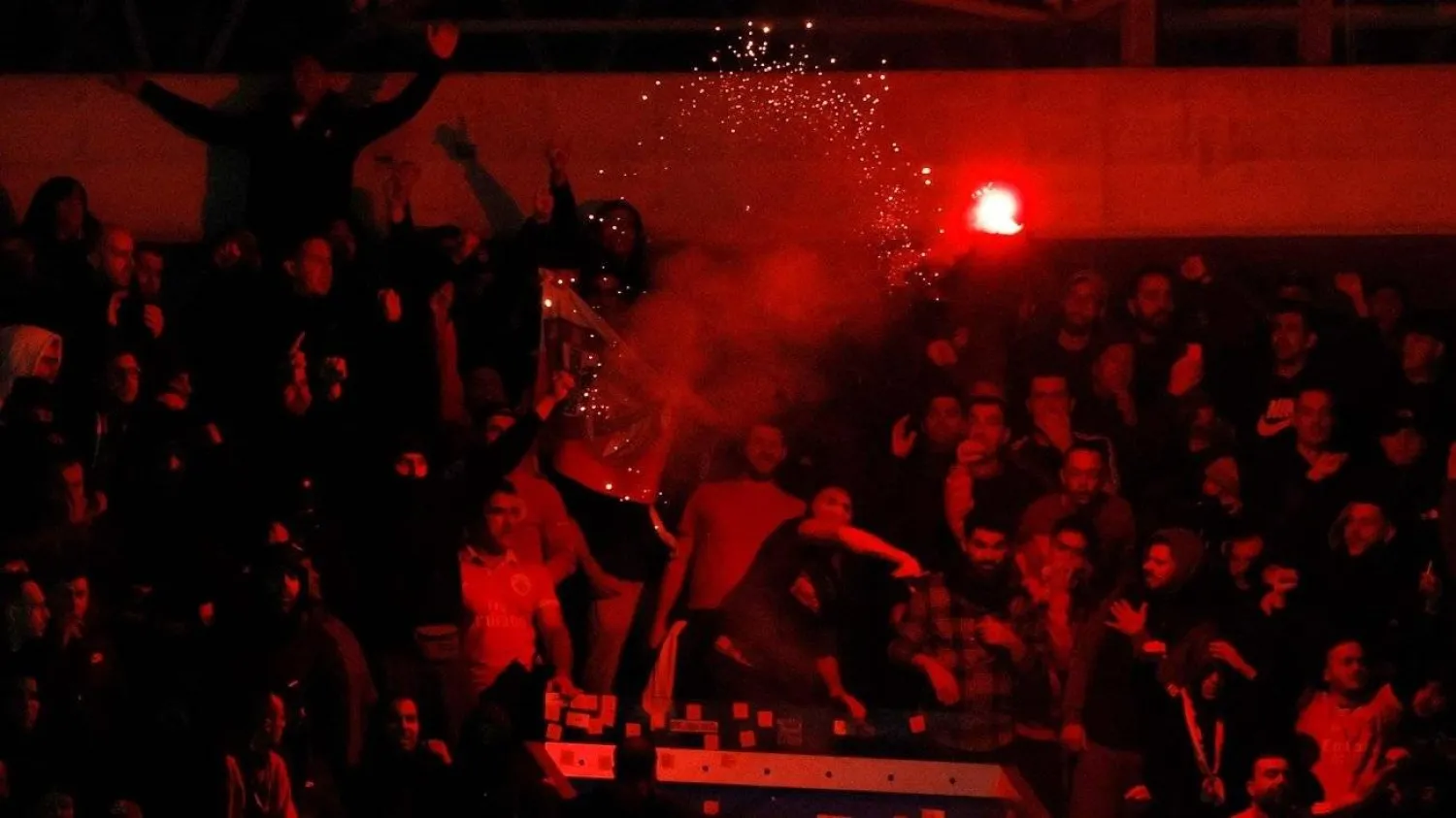 جماهير فريق نابولي الإيطالي قاموا بإلقاء ألعاب نارية على المدرج الخاص بجماهير يونيون برلين (منصة إكس)