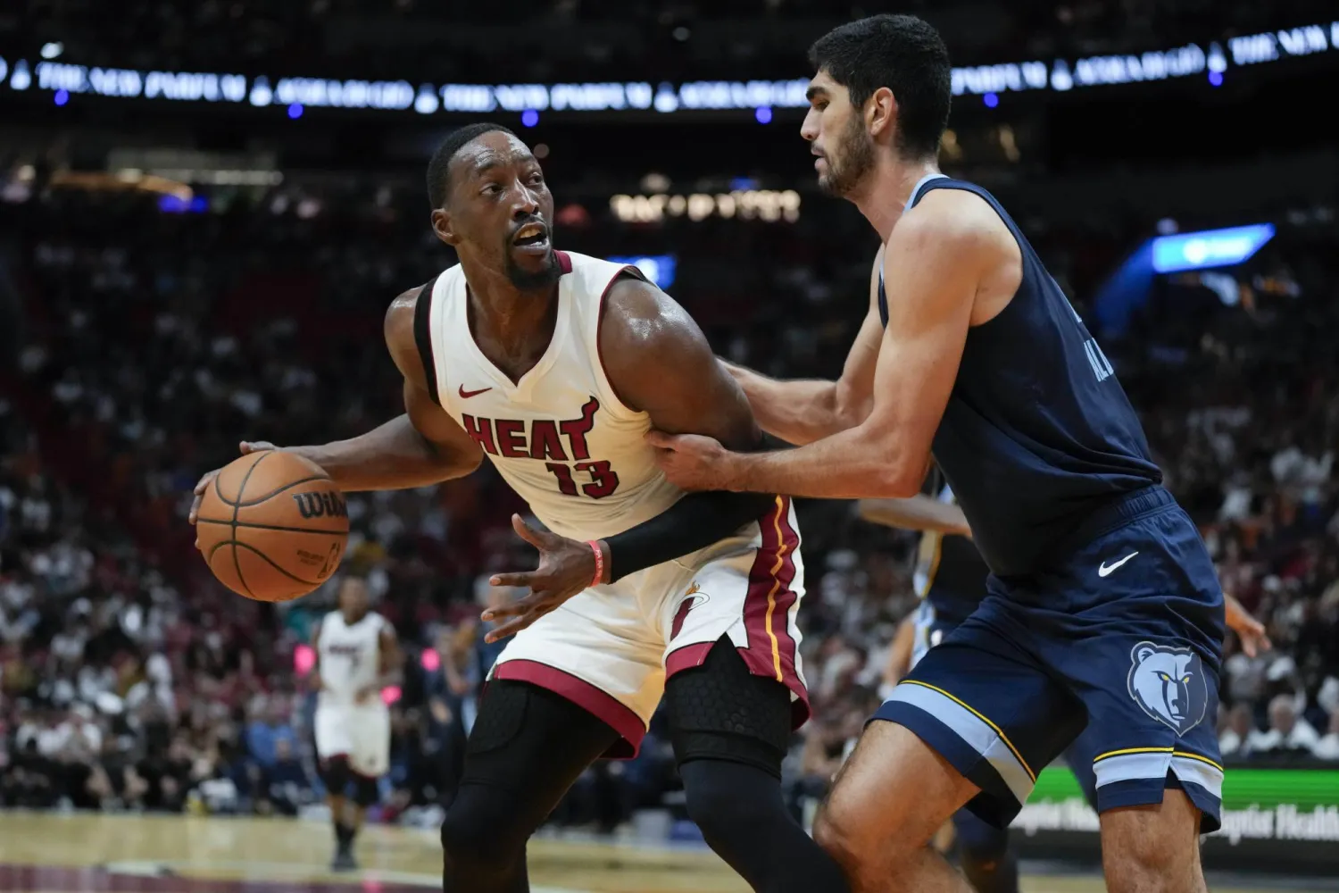 أديبايو أنهى المباراة مع «تريبل دابل» (أ.ب)