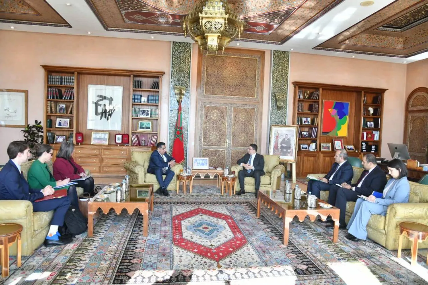 الوزير بوريطة خلال مباحثاته مع اللورد أحمد في مكتبه بمقر وزارة الخارجية المغربية بالرباط (ماب)