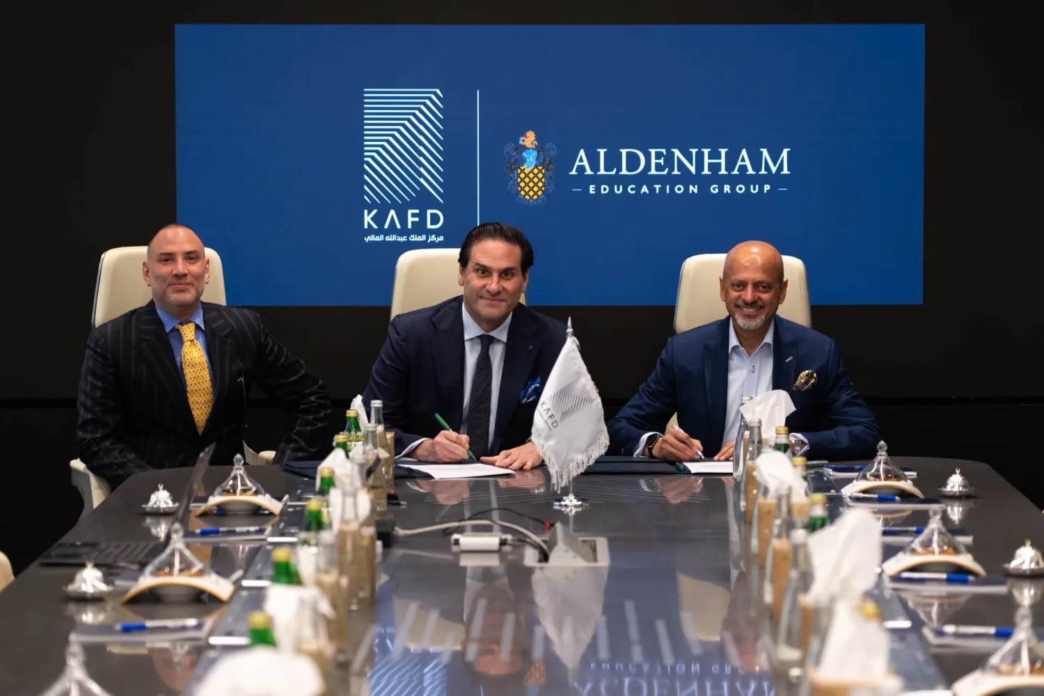 جانب من توقيع الاتفاقية لتجهيز مجموعة «ألدنهام» مقرّاً لها في مركز الملك عبد الله المالي (الشرق الأوسط)
