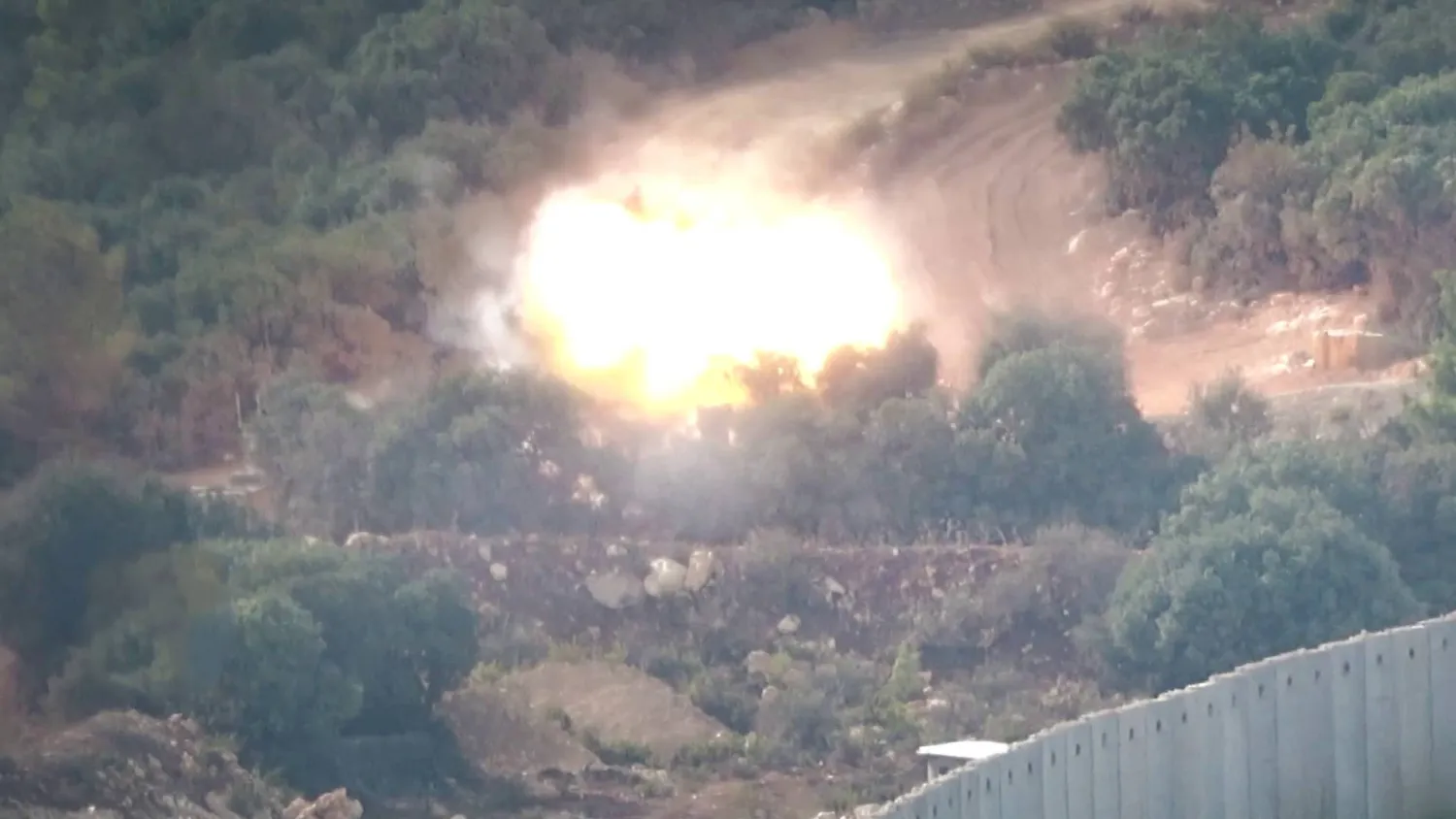 استهداف دبابة إسرائيلية على الحدود اللبنانية (لقطة من فيديو نشره «حزب الله» اللبناني)