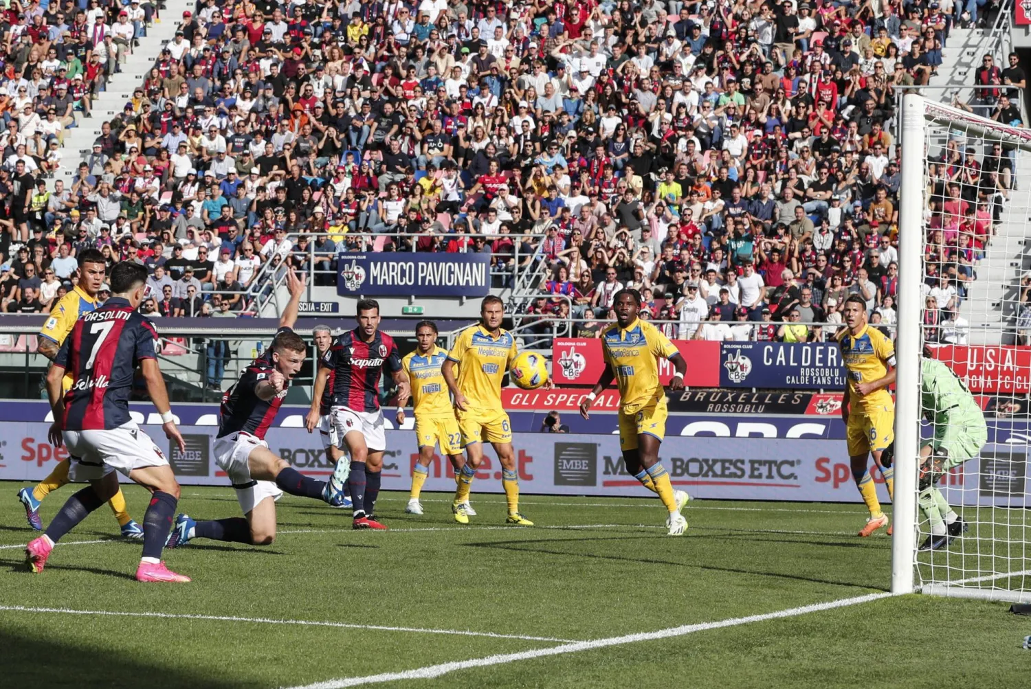 فيرغسون يفتتح ثنائية فوز بولونيا على فروزينوني في الدوري الايطالي (إ.ب.أ)