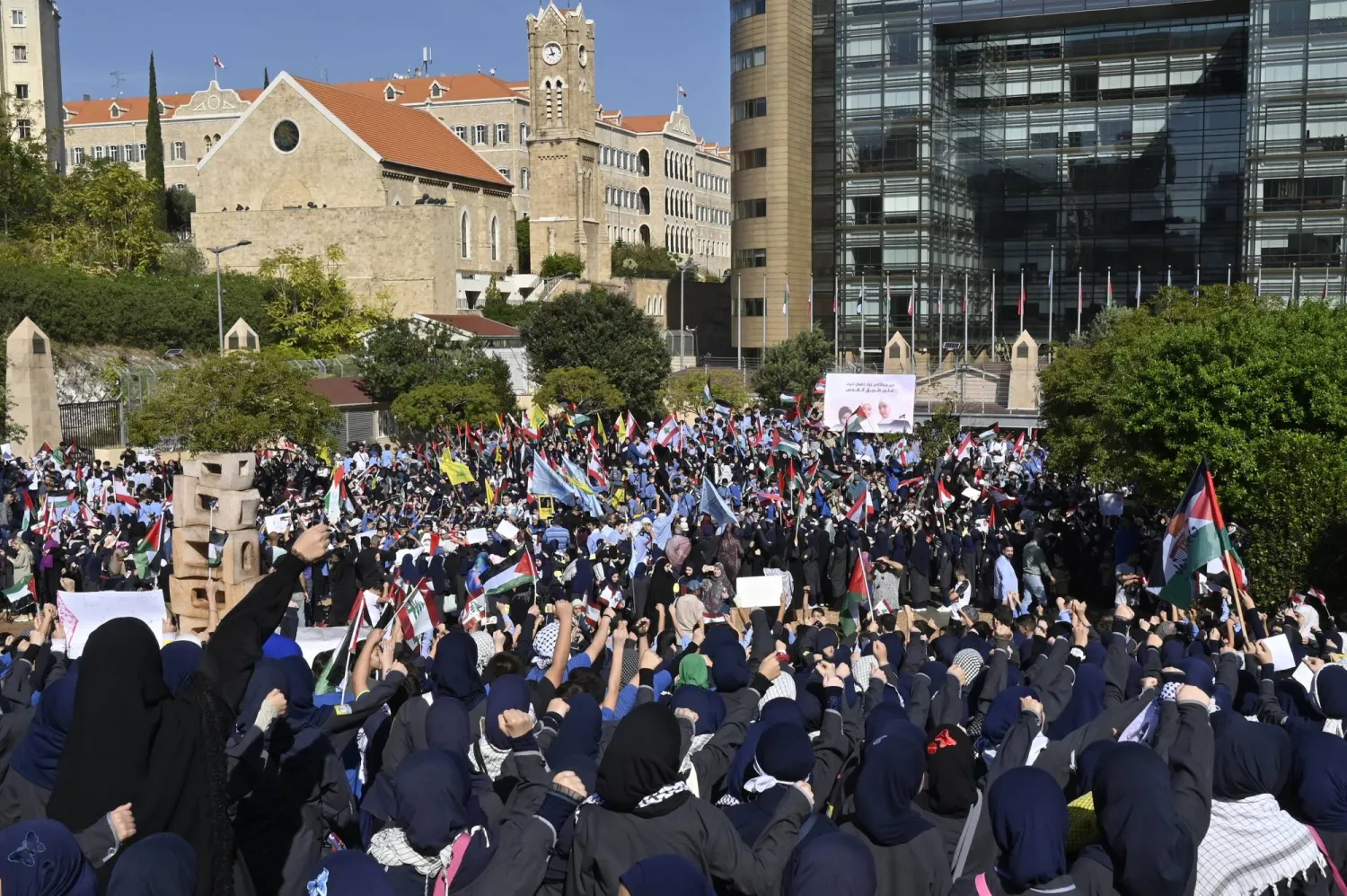 مظاهرة في بيروت تضامناً مع الفلسطينيين في غزة (إ.ب.أ)