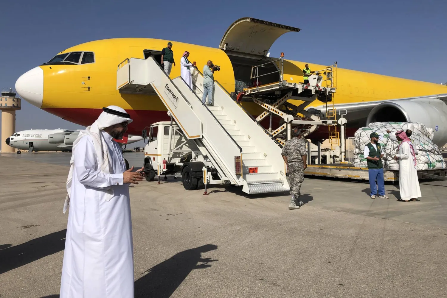 تفريغ شحنة طائرة إغاثة سعودية مقدمة لغزة لدى وصولها الخميس مطار العريش في مصر (إ.ب.أ)