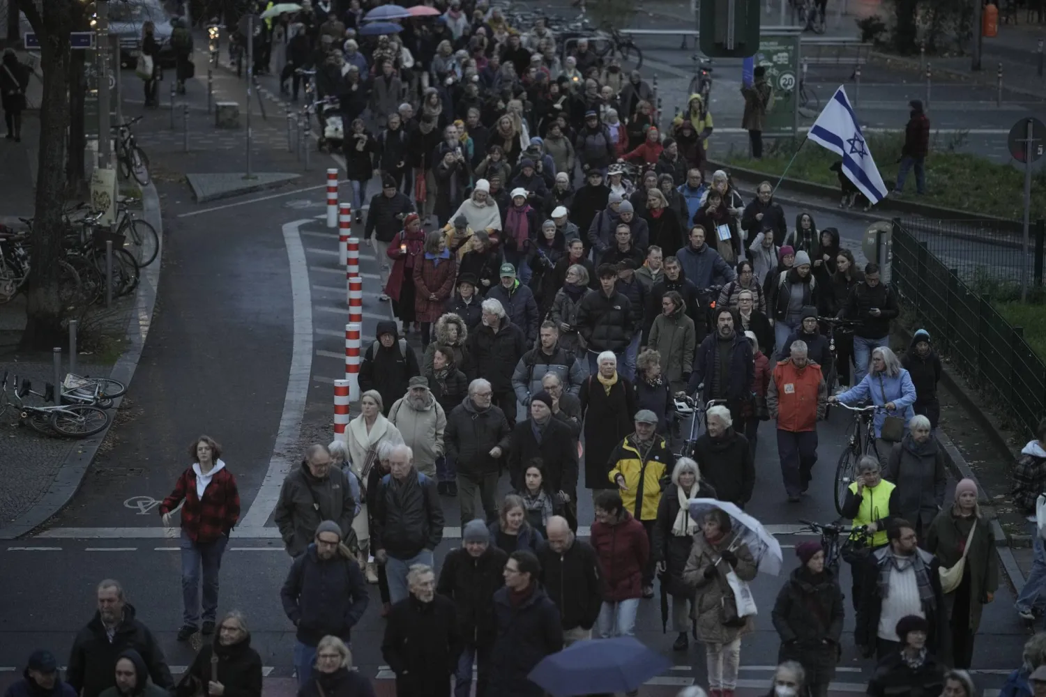مسيرة ضد معاداة السامية في برلين الجمعة (أ.ب)