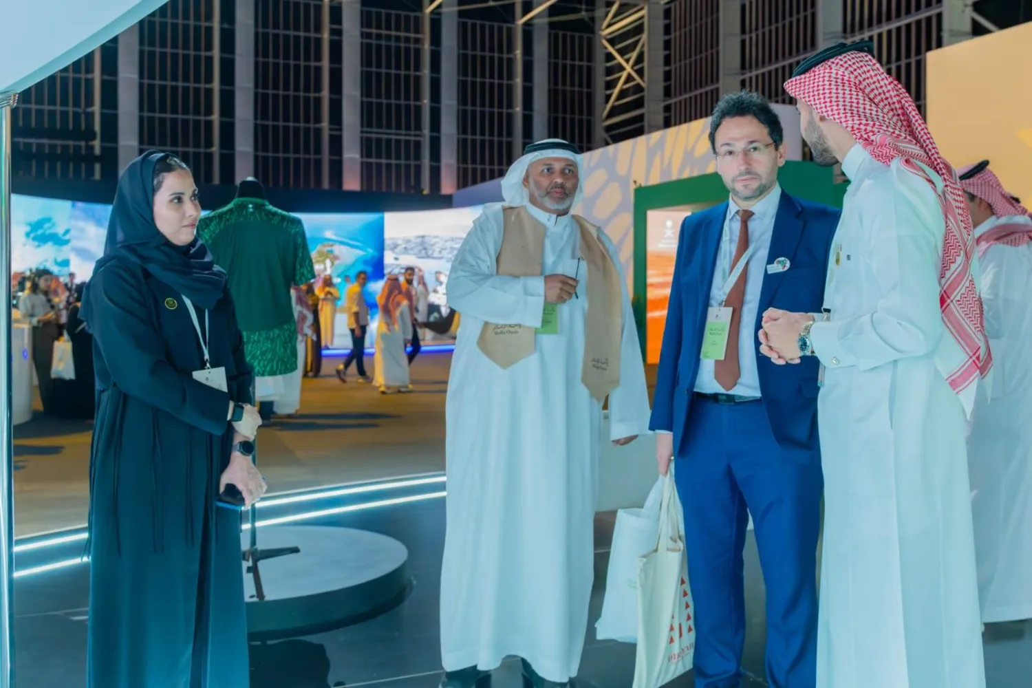 زوار من جنسيات عدة اطلعوا على استراتيجيات وزارة الرياضة السعودية من خلال جناحها الخاص (الشرق الأوسط)