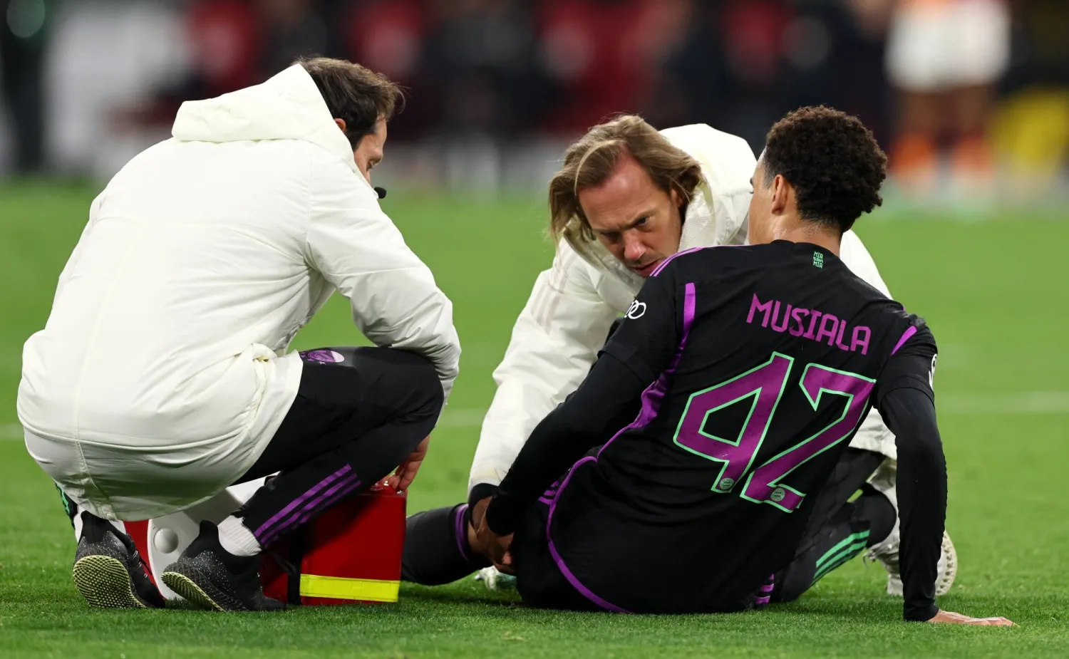 موسيالا عقب تعرضه للإصابة أمام «غلاطة سراي» التركي في «دوري أبطال أوروبا» (إ.ب.أ)