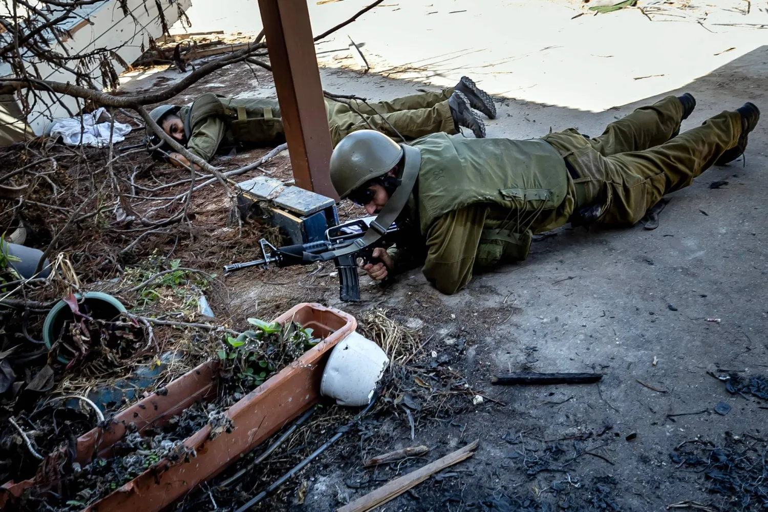 جنود إسرائيليون يحتمون في أثناء إنذار بهجوم صاروخي بالقرب من الحدود الجنوبية مع قطاع غزة (أ.ف.ب)