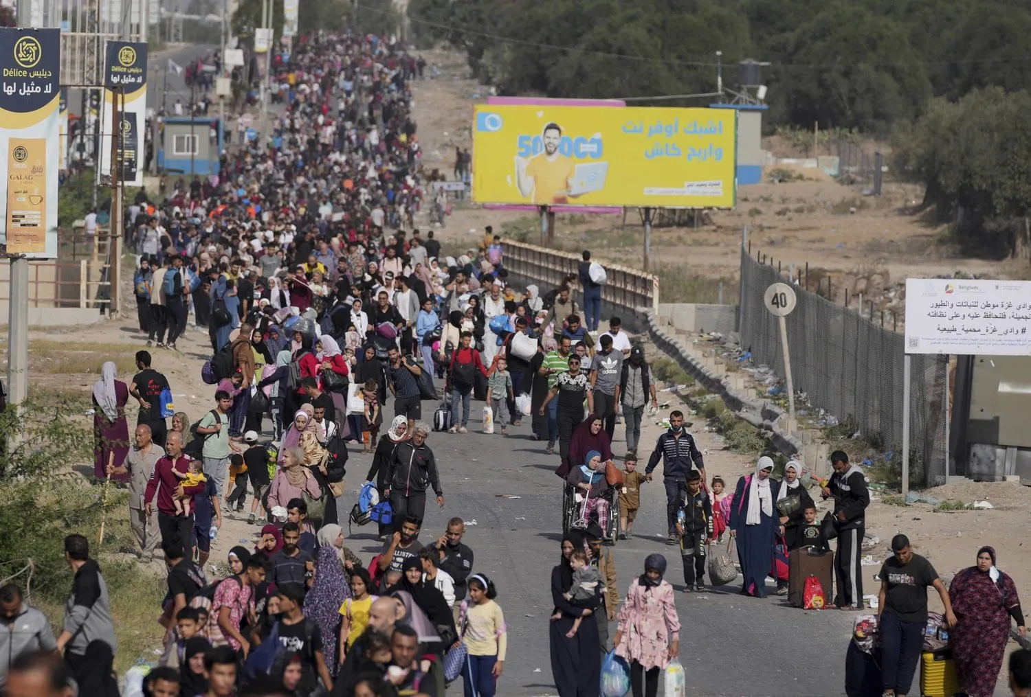 Filistinliler Gazze Şeridi'nin kuzeyinden güneyine kaçıyor. (AP)