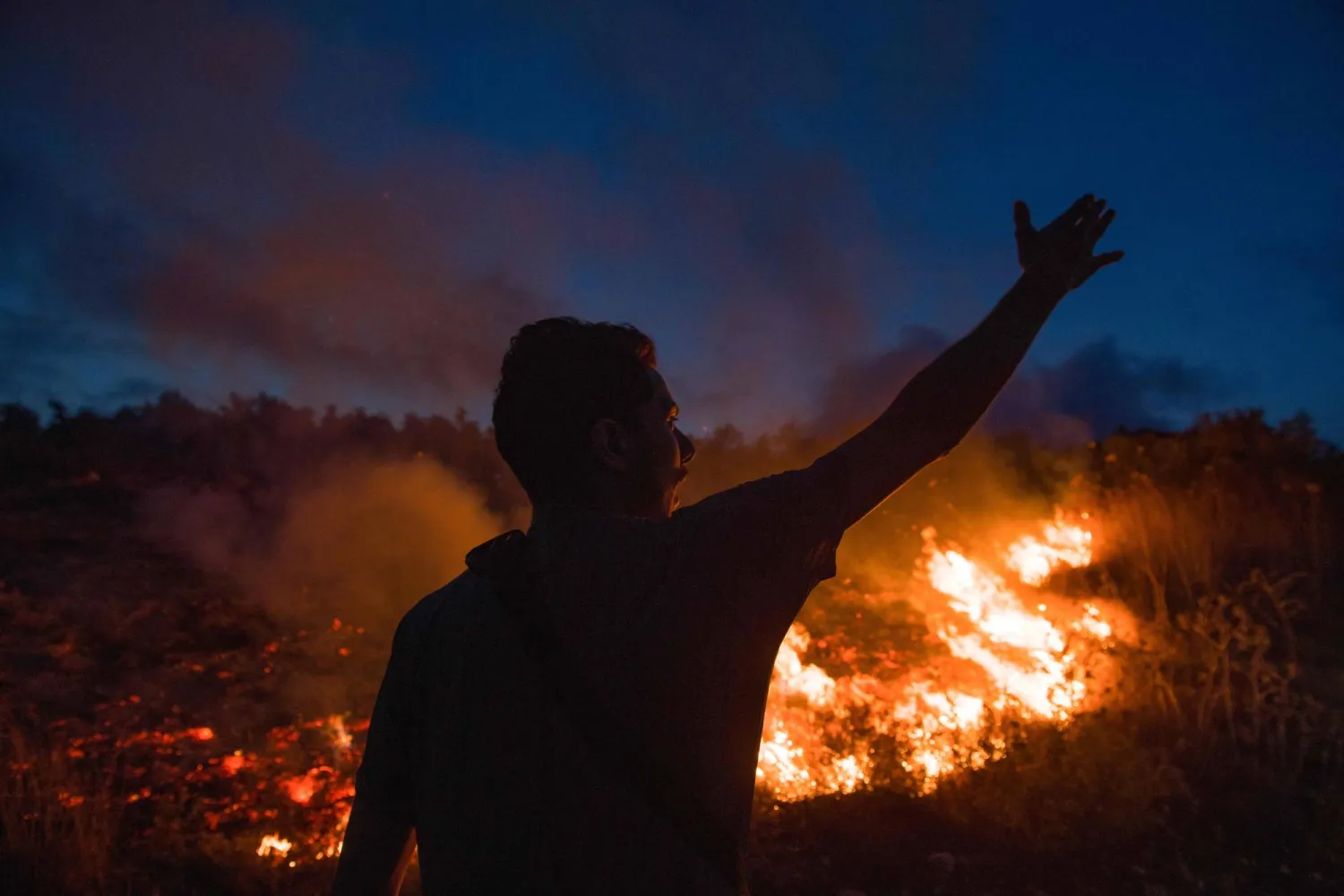 اشتعال النيران في بلدة برج المملوك قرب الحدود اللبنانية الجنوبية نتيجة قصف إسرائيلي (أ.ف.ب)