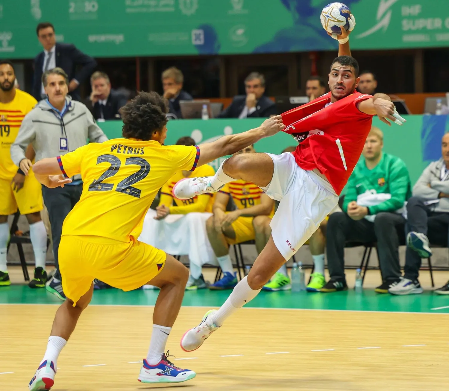 من مواجهة الأهلي المصري وبرشلونة الإسباني (الشرق الأوسط)