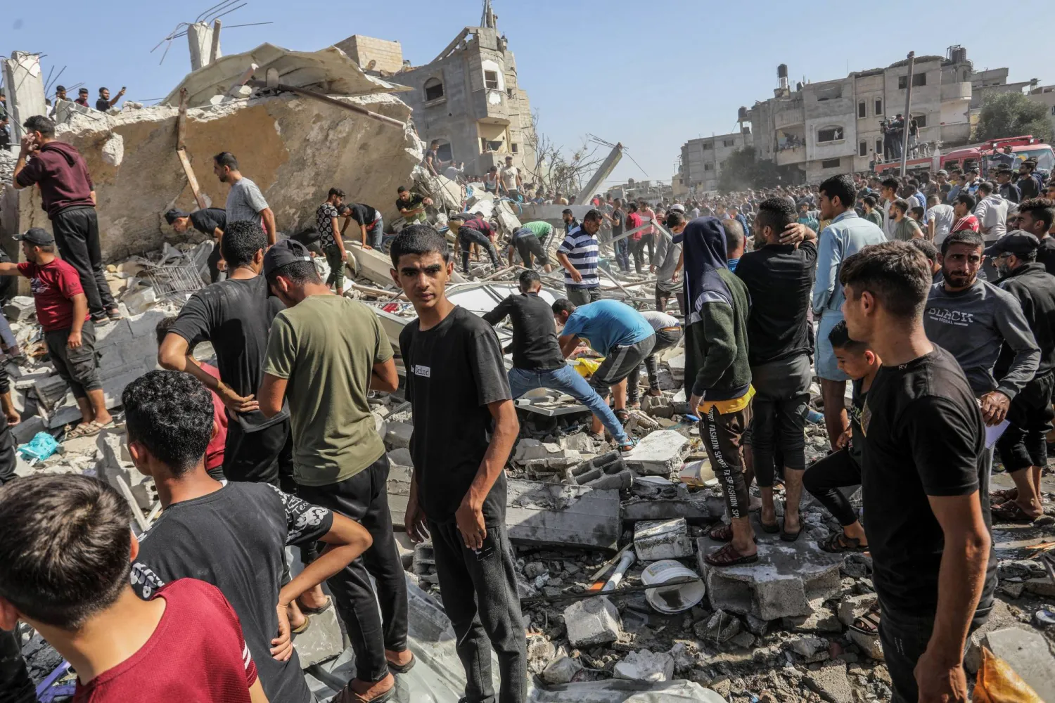 فلسطينيون يعاينون أضرار منزل دُمر بغارة إسرائيلية في رفح جنوب قطاع غزة أمس (د.ب.أ)