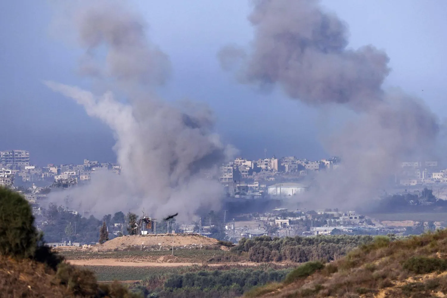 İsrail'in Gazze Şeridi’ne yönelik bombardımanı sırasında dumanlar yükseliyor (AFP)