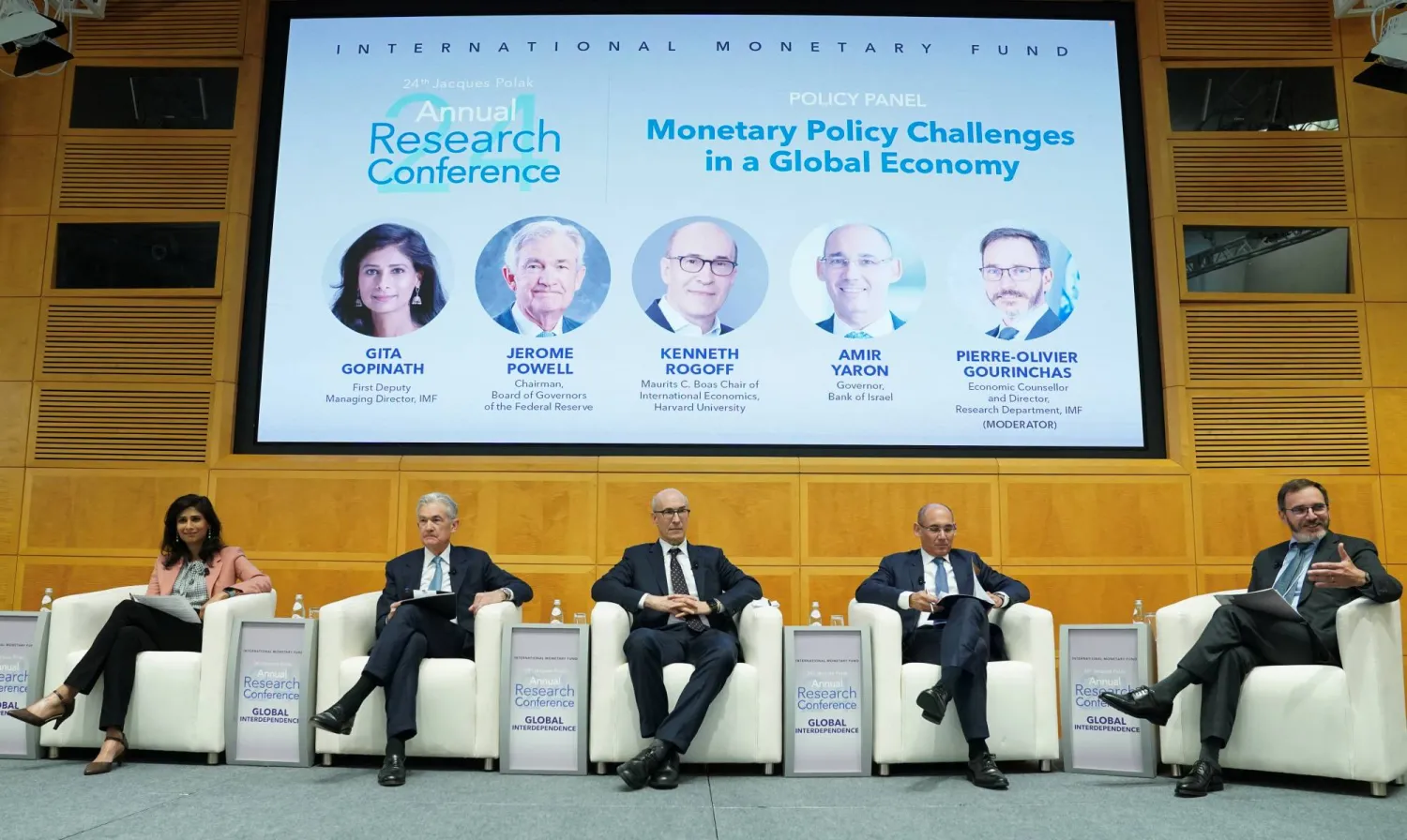 النائب الأول للمدير العام لصندوق النقد الدولي غيتا جوبيناث ورئيس الاحتياطي الفيدرالي جيروم باول وأستاذ الاقتصاد والسياسة العامة بجامعة هارفارد كينيث روغوف ومحافظ بنك إسرائيل أمير يارون... يقدمهم مدير الجلسة بيير أوليفييه غورينشا في حلقة نقاش حول «تحديات السياسة النقدية في الاقتصادات المتقدمة» خلال المؤتمر البحثي السنوي لصندوق النقد الدولي حول «الاعتماد العالمي المتبادل» في واشنطن 9 نوفمبر 2023 (رويترز)