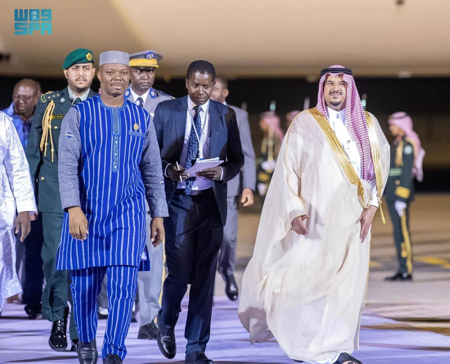 الرئيس الانتقالي لبوركينا فاسو أثناء وصوله للرياض... وفي مقدمة مستقبليه نائب أمير الرياض (واس)