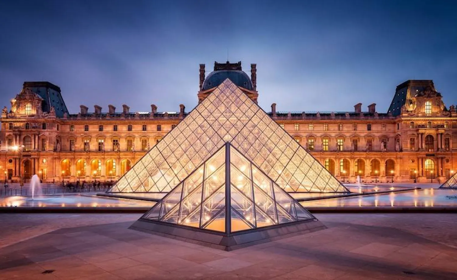 متحف اللوفر بالعاصمة باريس (متداولة)