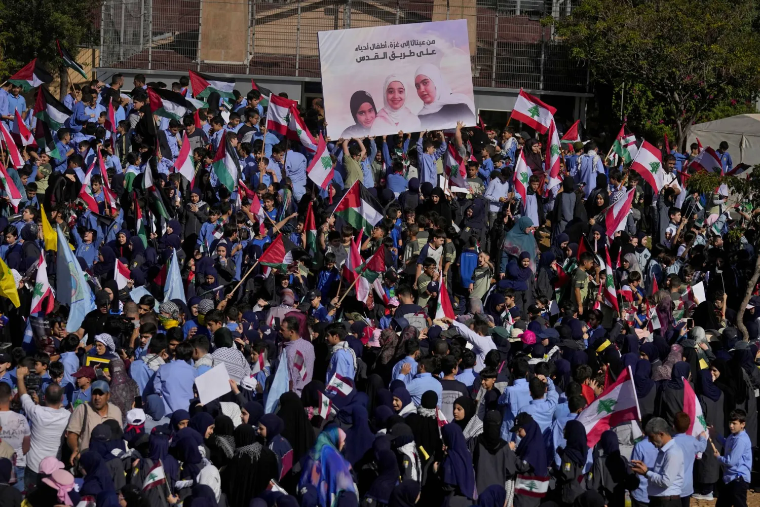 من تشييع الفتيات الثلاث اللواتي قتلن في سيارتهن بقصف إسرائيلي على جنوب لبنان (أ.ب)