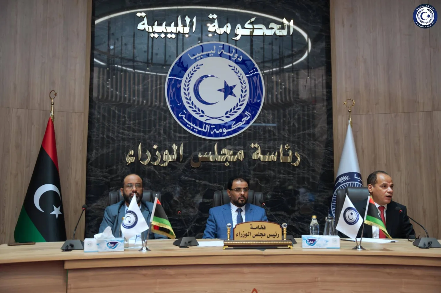 حمّاد يتوسط نائبه سالم الزادمة (يسار) ووزير الدفاع بالحكومة أحميد حومة (المكتب الإعلامي للحكومة)