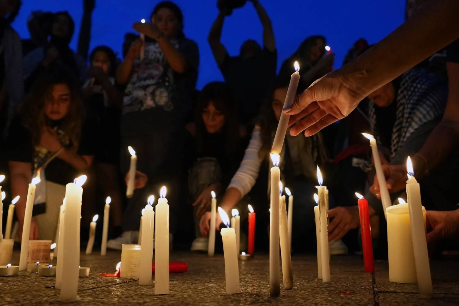 إضاءة شموع في بيروت تضامناً مع الفلسطينيين في غزة (أ.ب)