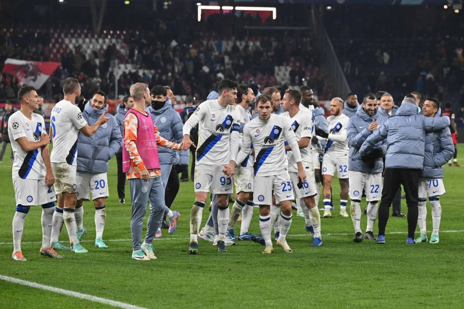 إنتر المنتشي بحجز مقعده في دور الستة عشر لدوري أبطال أوروبا يسعى للتشبث بصدارة الدوري الإيطالي (أ.ف.ب)